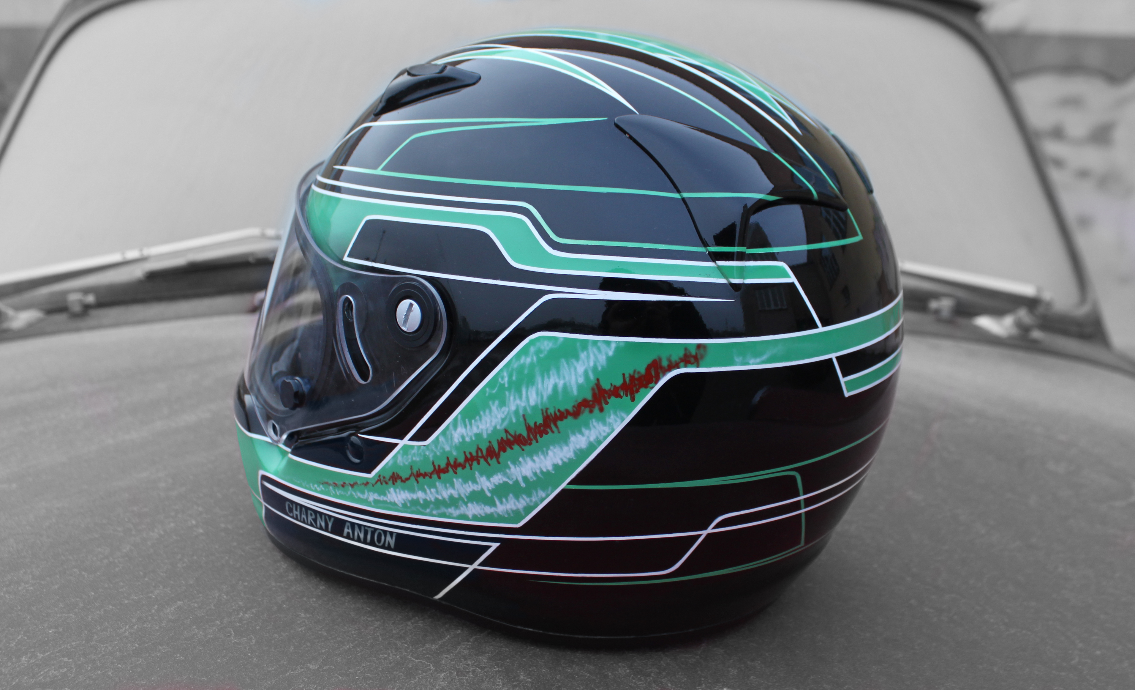Кастом дизайн в стиле Tony Kart на шлеме ARAI для картинга 