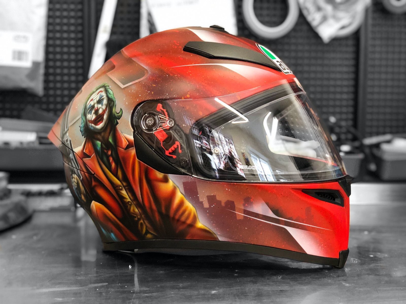 Аэрография на мотошлеме AGV JOKER 