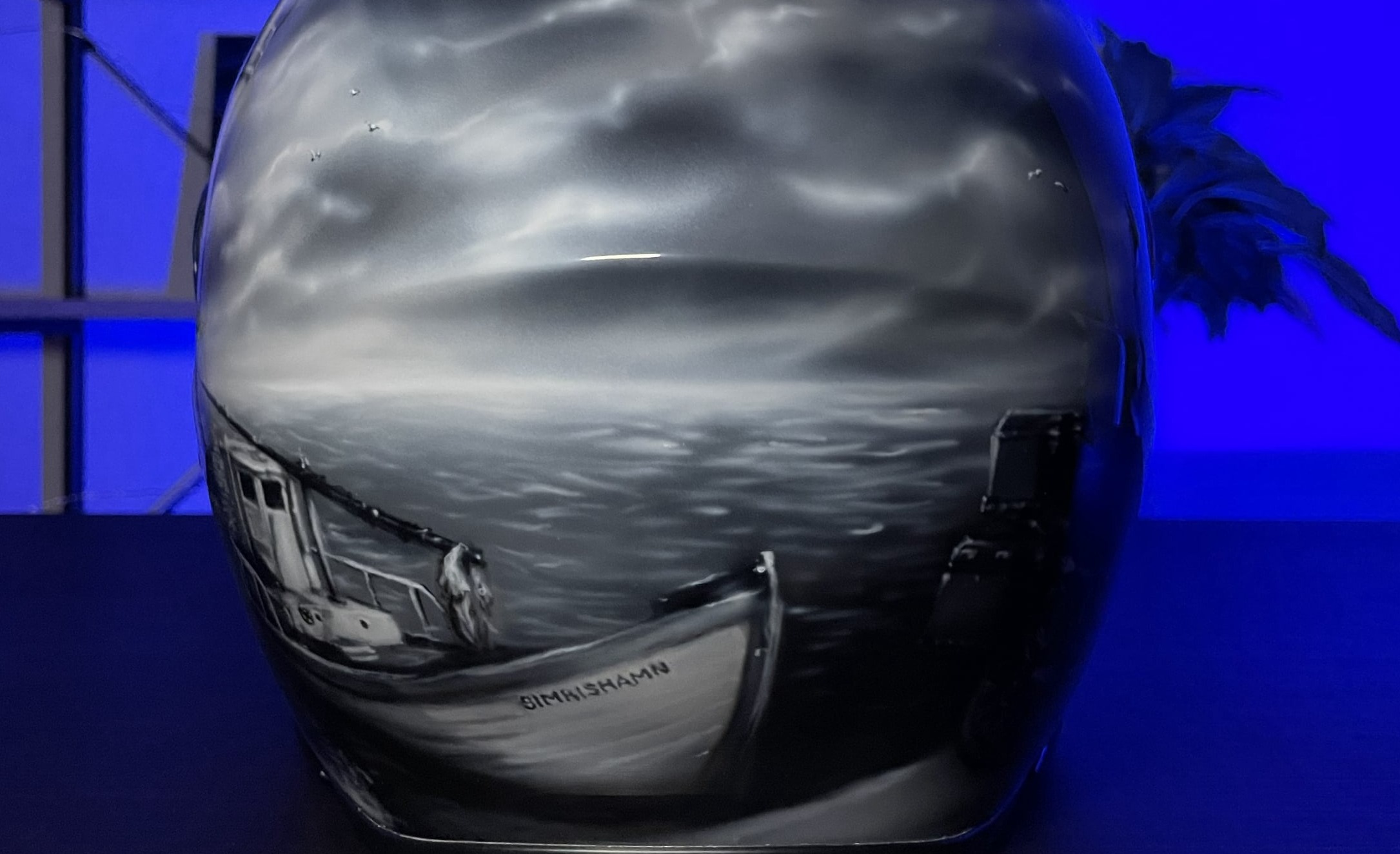 Монохромная аэрография на мотошлеме BMW маяк Simrishamn