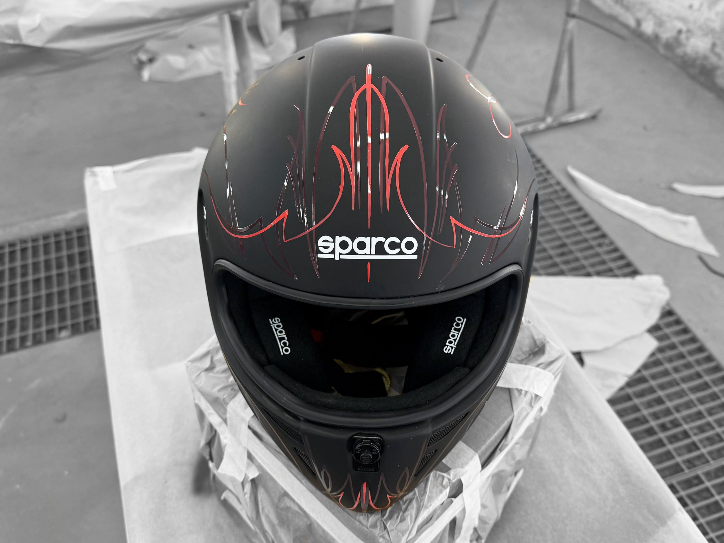 Ретро дизайн гоночного шлема SPARCO настоящий пинстрайпинг для участия в Formula Vee