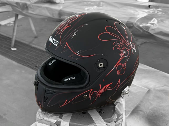 Ретро дизайн гоночного шлема SPARCO настоящий пинстрайпинг для участия в Formula Vee